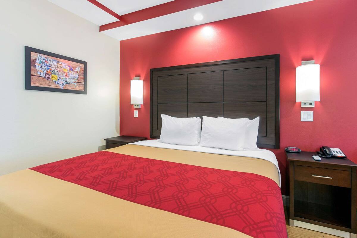 Suite, 1 King Bed, Non Smoking | Premium bedding, desk, iron/ironing board, rollaway beds (surcharge)