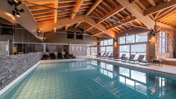 Piscine couverte, chaises longues