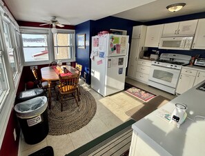 Fridge, oven, stovetop, dishwasher - The Wellington Cottage (Middlebury)