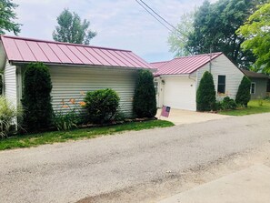 Vista frontal de la propiedad