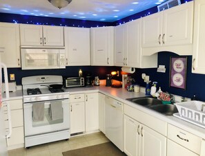 Familie cottage, 3 slaapkamers, niet-roken, uitzicht op meer | Privékeuken | Een koelkast, een oven, een kookplaat, een vaatwasser