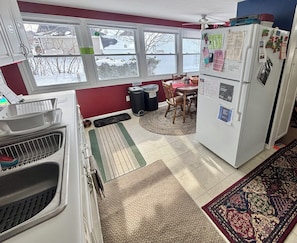 Fridge, oven, stovetop, dishwasher - The Wellington Cottage (Middlebury)