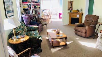 Een 44-inch smart-tv met digitale zenders, Netflix en een dvd-speler