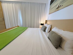 Departamento, 3 habitaciones, vista a la alberca | Caja de seguridad en la habitación y muebles diferentes 