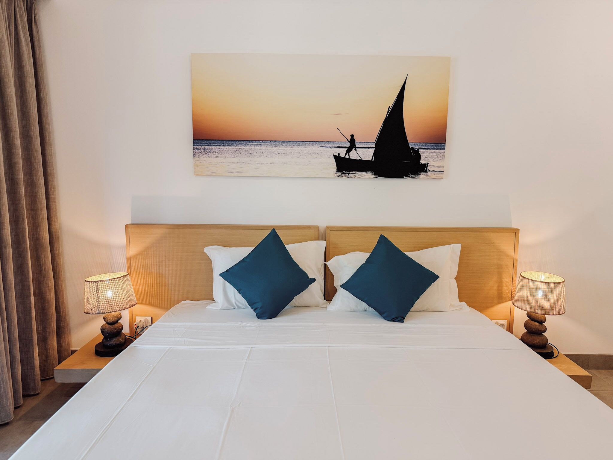 Apartment, 3 Bedrooms, Pool View | Peti besi dalam bilik, dilengkapkan perabot secara berasingan 