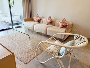 Apartment, 1 Schlafzimmer, Gartenblick | Zimmersafe, individuell eingerichtet, laptopgeeigneter Arbeitsplatz