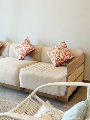 Departamento, 1 habitación, vista al jardín | Caja de seguridad en la habitación y muebles diferentes 