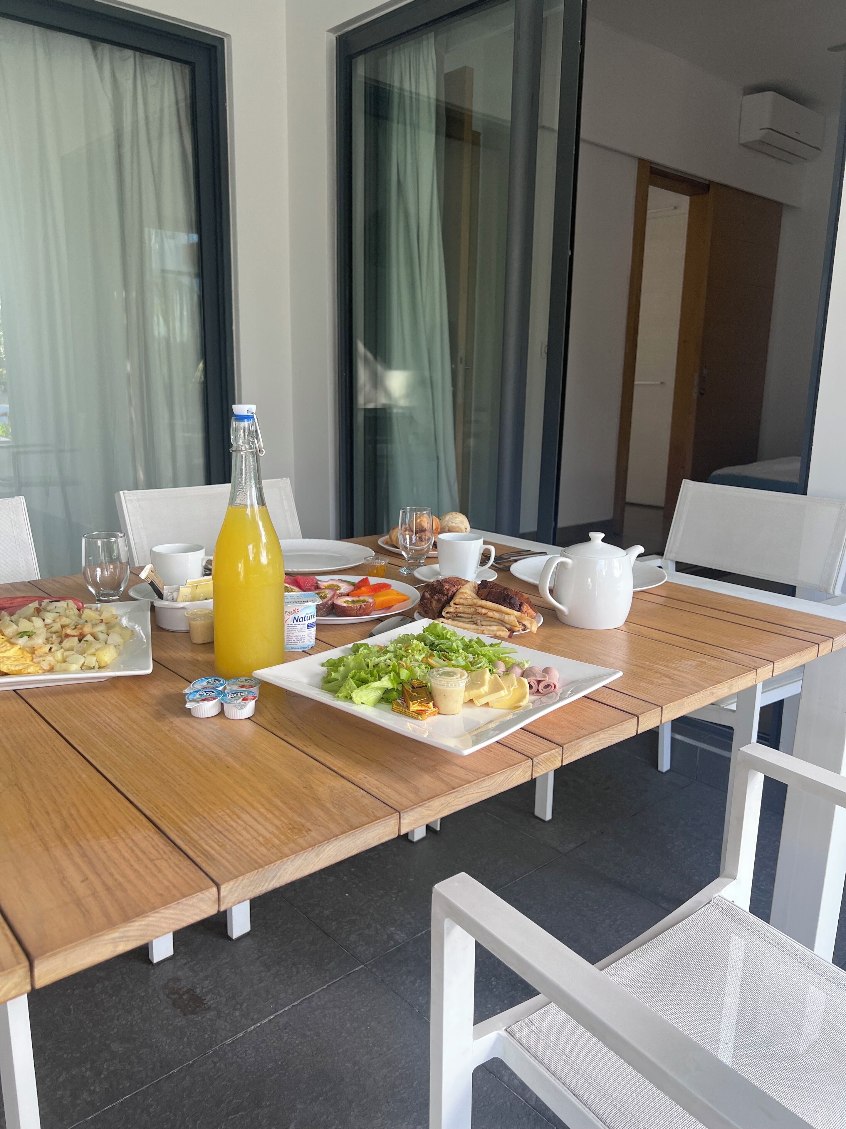 Daily continental breakfast (EUR 24 per person)