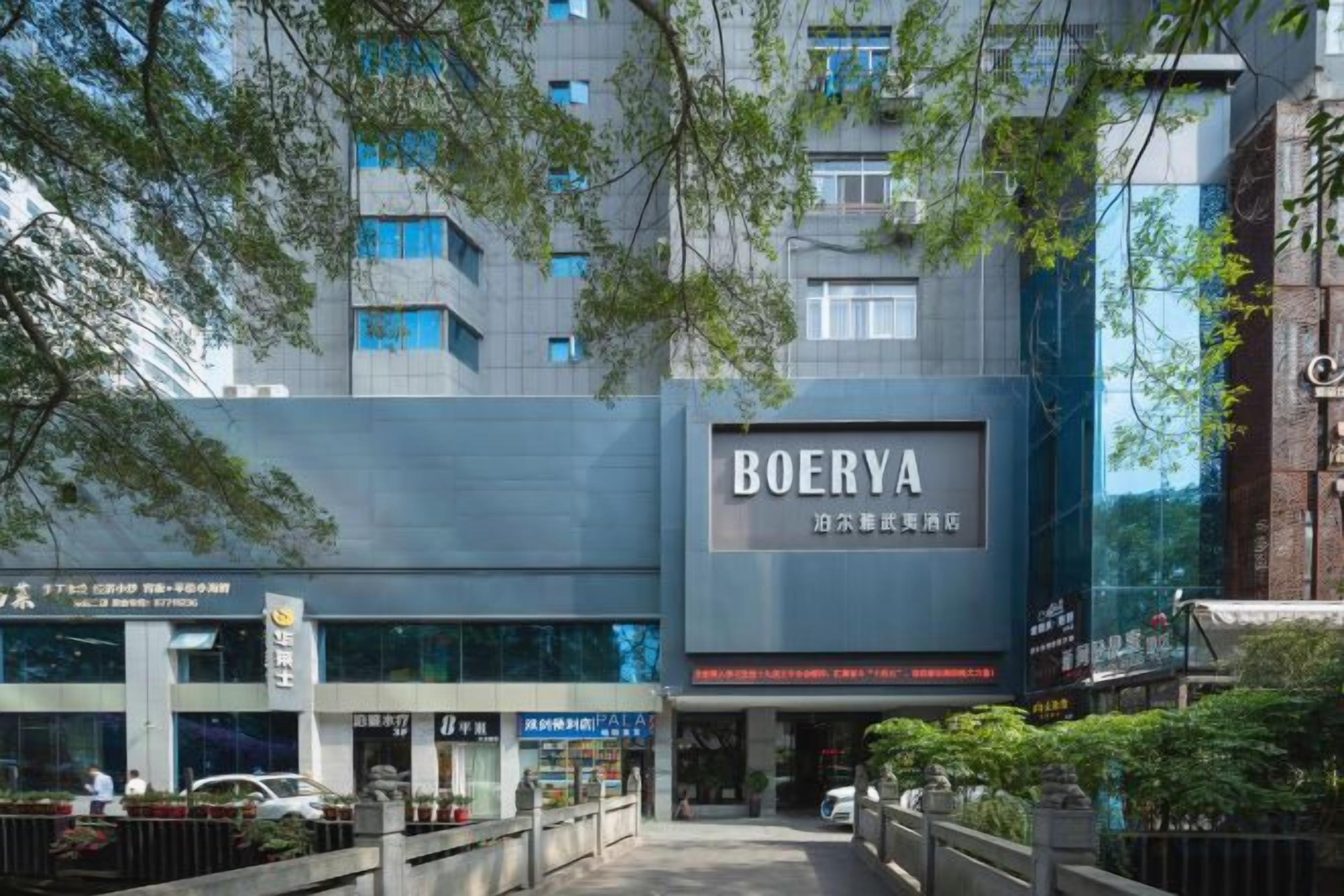 Un edificio moderno con un llamativo letrero que dice 'BOERYA' en la fachada.