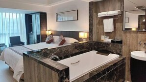 A modern hotel room with two beds, a large bathtub, a separate sink, and a large mirror. - Fuzhou Boerya Wuyi Hotel (Fuzhou)