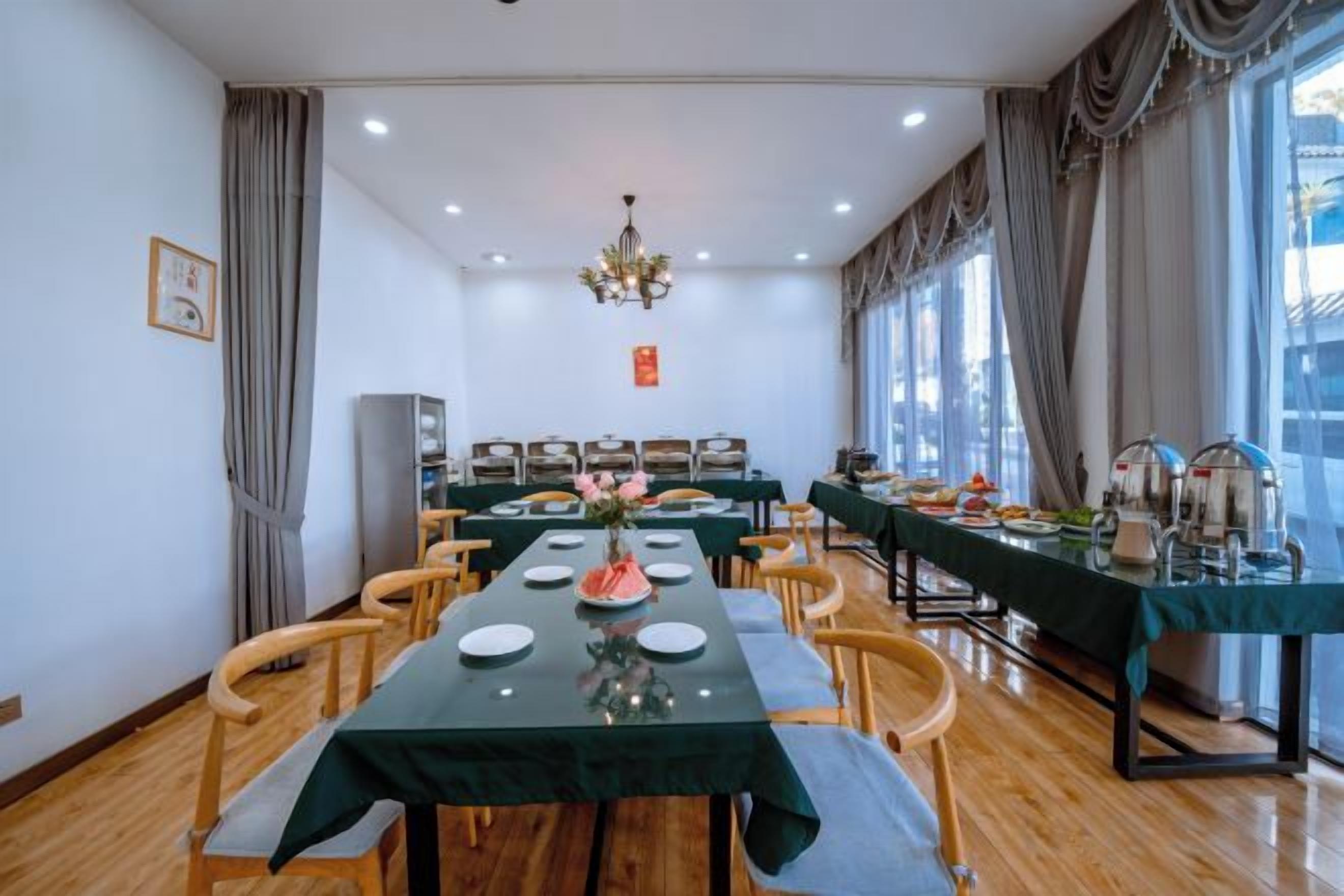 Een eetruimte met verschillende tafels, stoelen en een buffet.