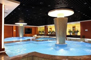 Indoor pool - Fangzhou Hotel (Kunming)