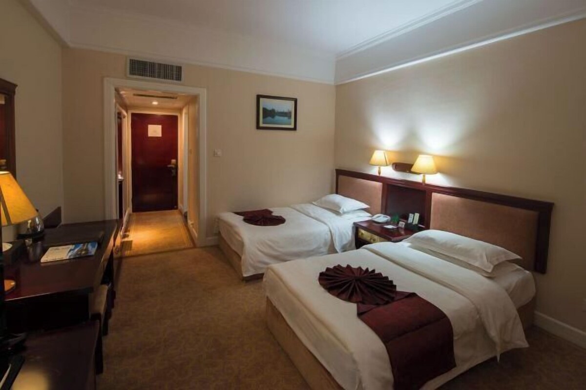 Minibar, escritorio, cortinas opacas y tabla de planchar con plancha