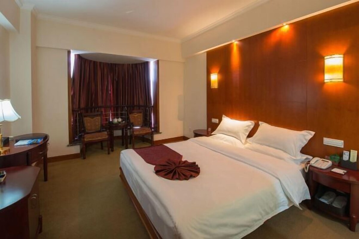 Minibar, escritorio, cortinas opacas y tabla de planchar con plancha