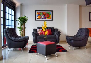 Lobby sitting area - Apartahotel Casa del Lido (Cali)