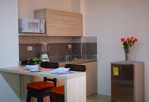 Geladeira, micro-ondas (mediante solicitação), fogão, cooktop