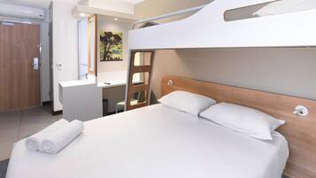 Skrivebord, skrivebord for bærbar PC, wi-fi (inkludert) og sengetøy