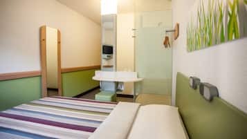 Dobbeltrom – standard, 1 dobbeltseng, ikke-røyk | Skrivebord, wi-fi (inkludert) og sengetøy