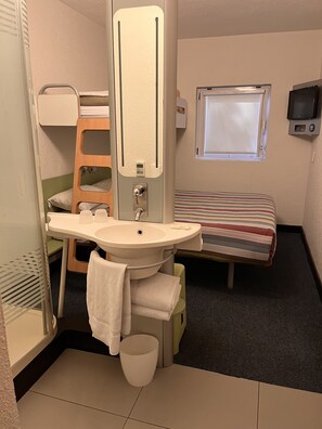 Standaard driepersoonskamer, niet-roken (Queen with separate bunk bed) | Een bureau, gratis wifi, beddengoed