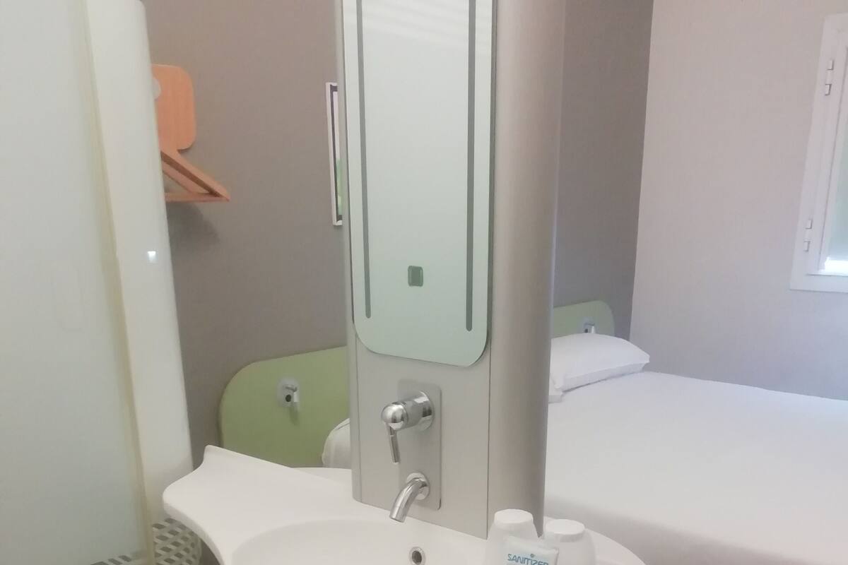 Standard Double Room, 1 Double Bed, Non Smoking | Bathroom | Shower, towels