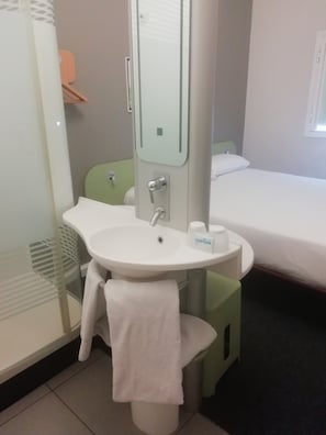 Standard Double Room, 1 Double Bed, Non Smoking | Bathroom | Shower, towels