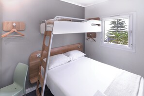 書桌、筆電工作空間、免費無線上網、床單