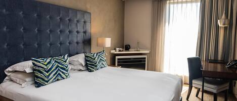 مكتب ومساحة عمل للكمبيوتر المحمول وواي فاي مجانًا وملاءات أسرّة