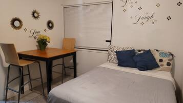 Doppia Deluxe, 1 letto matrimoniale, vista città | 4 camere, ferro/asse da stiro, Wi-Fi (a pagamento), lenzuola