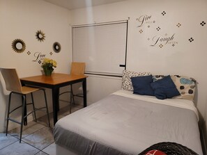 Habitación doble Deluxe, 1 cama matrimonial, vista a la ciudad | 4 habitaciones, tabla de planchar con plancha, wifi y ropa de cama 