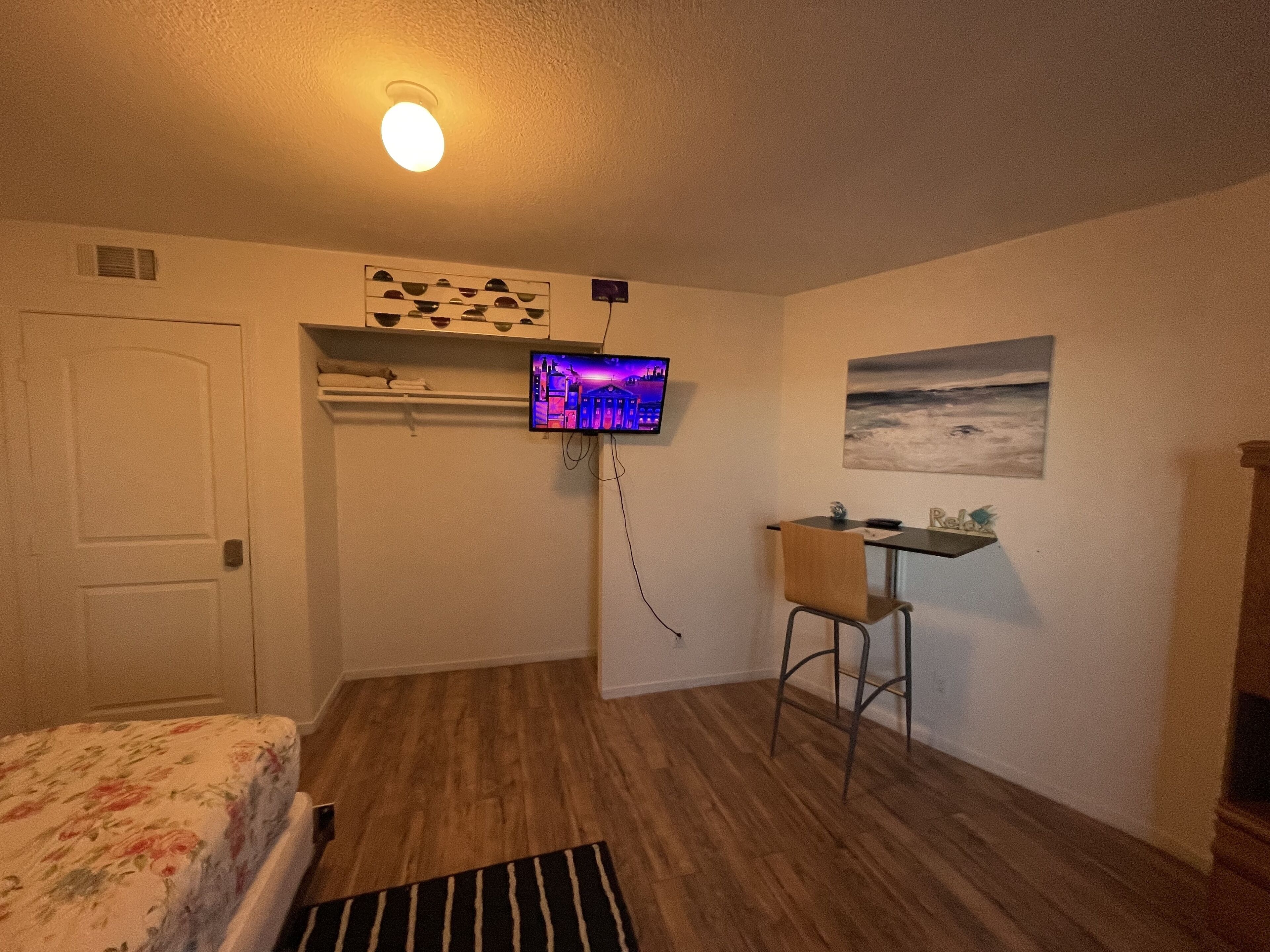 Habitació doble bàsica, 1 llit de matrimoni, balcó, vistes a la ciutat | 4 dormitoris, planxa i posts de planxar, wifi i roba de llit 