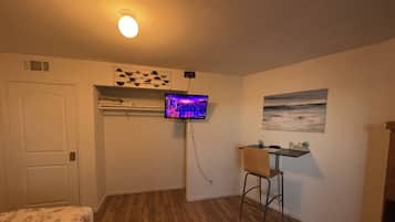 Habitació doble bàsica, 1 llit de matrimoni, balcó, vistes a la ciutat | 4 dormitoris, planxa i posts de planxar, wifi i roba de llit