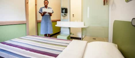 Kahden hengen standard-huone, tupakointi kielletty (Queen with separate bunk bed) | Oleskelualue | Televisio