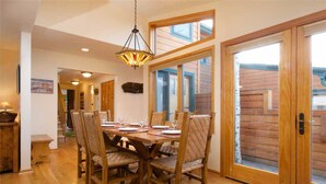 Superior Condo, 3 Bedrooms | In-room dining