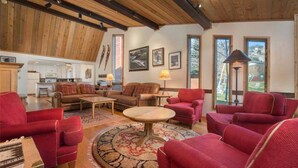 Superior Condo, 3 Bedrooms | Living area