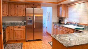 Deluxe Condo, 3 Bedrooms | Private kitchen