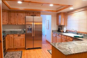 Deluxe Condo, 3 Bedrooms | Private kitchen