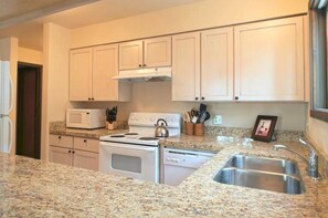 Deluxe Condo, 2 Bedrooms | Private kitchen