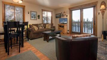 Studio | Living area | TV, fireplace