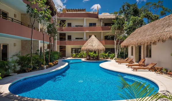 Alberca al aire libre y camastros 