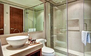 Departamento, 1 habitación, cocina, vista a la alberca | Baño | Regadera, tina profunda, amenidades de baño gratuitas, toallas 