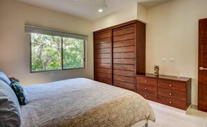 Departamento, 1 habitación, cocina, vista a la alberca | 1 habitación, decoración personalizada, muebles diferentes y escritorio 