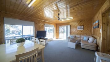 Cottage Familial, 4 chambres (Reflections) | Coin séjour | Télévision à écran plat, lecteur de DVD