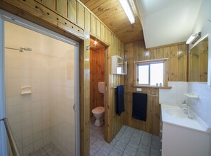 Family Cottage, 3 Bedrooms (Sunset) | Bathroom