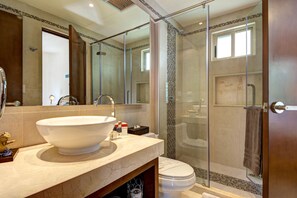 Shower, free toiletries, towels - Peggy 2 BDRM apt sleeps 4 balcony (Tulum)