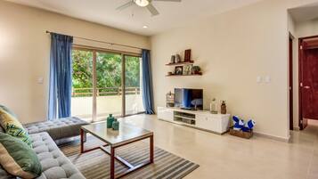 Apartment, 1 Bedroom, Kitchen, Pool View | Living area