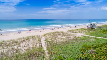 Plage, chaises longues, parasols, serviettes de plage