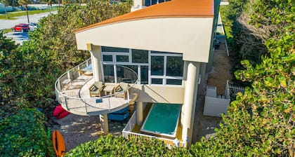 Lux Palace ~ON~ beach w/ lifeguard! 4 mast.suites, pool, elev. Bedrms <100USD nt