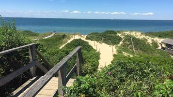Ubicación cercana a la playa, tumbonas y toallas de playa