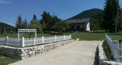 Koko talo porealtaalla juuri sinulle - Plitvice-järvet