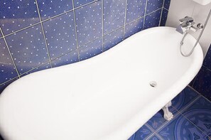 Combined shower/bathtub, hair dryer, towels
